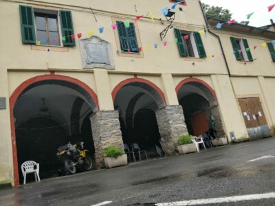 In Lavina, i took a 2 hour break to shelter from the rain & thunder. Luckily, there was a good spot for that, seats included ;)