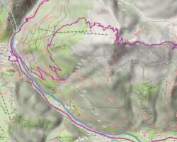 4Umaps provides most tracks as thinly dotted lines, as well as contour lines